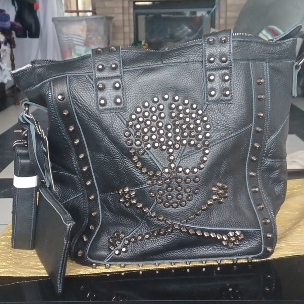 AMERILEATHER Black Leather Metal Skull Crossbones Tote With Coin Purse
